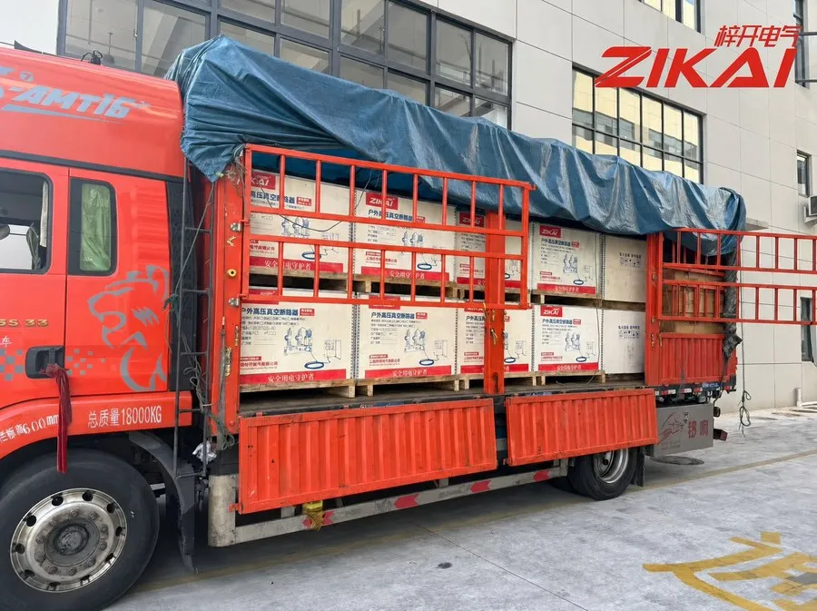 Un camion pieno di interruttori automatici in vuoto montati su palo parte per Guizhou